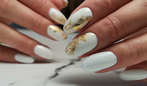 white-and-gold-nails_mobhome.jpg